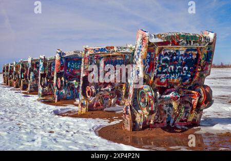 Il Cadillac Ranch, in inverno, è esposto sulla Route 66 vicino ad Amarillo, Texas, Stati Uniti Foto Stock