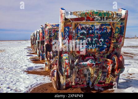 Il Cadillac Ranch, in inverno, è esposto sulla Route 66 vicino ad Amarillo, Texas, Stati Uniti Foto Stock