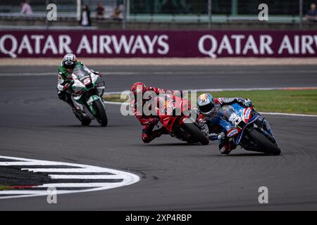 Circuito di Silverstone, Silverstone, Northamptonshire, Regno Unito. 3 agosto 2024. 2024 Monster Energy British MotoGP Qualifying Day; Raul Fernandez 25 di Spagna in sella alla Aprilia RS-GP24 di Trackhouse Aprilia guida Augusto Fernandez 37 di Spagna in sella alla KTM RC16 di Red Bull GASGAS Tech3 durante la gara sprint Credit: Action Plus Sports/Alamy Live News Foto Stock