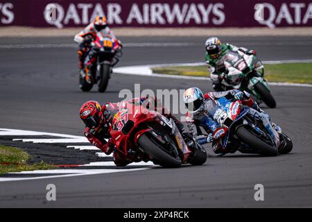 Circuito di Silverstone, Silverstone, Northamptonshire, Regno Unito. 3 agosto 2024. 2024 Monster Energy British MotoGP Qualifying Day; Augusto Fernandez 37 di Spagna in sella alla KTM RC16 della Red Bull GASGAS Tech3 guida Raul Fernandez 25 di Spagna in sella alla Aprilia RS-GP24 di Trackhouse Aprilia durante la gara sprint Credit: Action Plus Sports/Alamy Live News Foto Stock