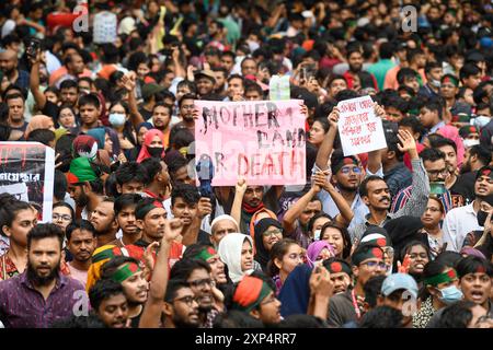 Dacca, Bangladesh. 3 agosto 2024. Gli studenti gridano slogan e tengono cartelli durante una protesta chiedendo giustizia per le vittime arrestate e uccise nella recente violenza nazionale per le quote di lavoro, al Central Shaheed Minar. Il movimento studentesco anti-discriminazione ha organizzato una manifestazione al Central Shaheed Minar a Dacca, chiedendo giustizia per coloro che sono stati uccisi nelle recenti violenze durante le proteste anti-quota. Credito: SOPA Images Limited/Alamy Live News Foto Stock