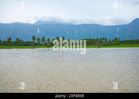 Paesino panoramico di Kollengode con le montagne Nelliyampathy e le cascate di Seetharkundu - Turismo del Kerala Foto Stock