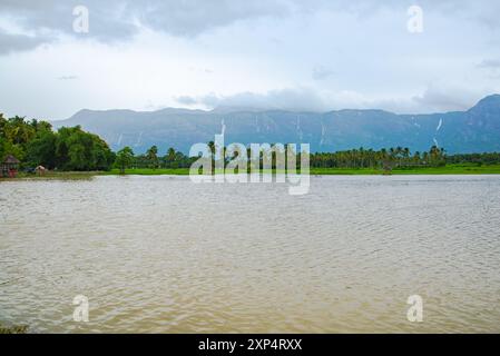 Paesino panoramico di Kollengode con le montagne Nelliyampathy e le cascate di Seetharkundu - Turismo del Kerala Foto Stock