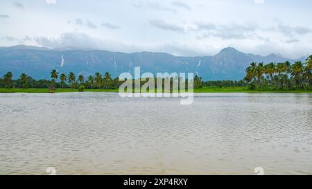 Paesino panoramico di Kollengode con le montagne Nelliyampathy e le cascate di Seetharkundu - Turismo del Kerala Foto Stock