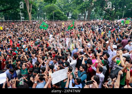 Dacca, Bangladesh. 3 agosto 2024. I manifestanti prendono parte a una manifestazione presso il Central Shaheed Minar di Dacca, Bangladesh, il 3 agosto 2024. Gli organizzatori del movimento studentesco anti-discriminazione chiedono le dimissioni dell'attuale governo. Hanno anche annunciato piani per avviare un movimento di non cooperazione a partire dal 4 agosto 2024. (Credit Image: © Suvra Kanti Das/ZUMA Press Wire) SOLO PER USO EDITORIALE! Non per USO commerciale! Crediti: ZUMA Press, Inc./Alamy Live News Foto Stock