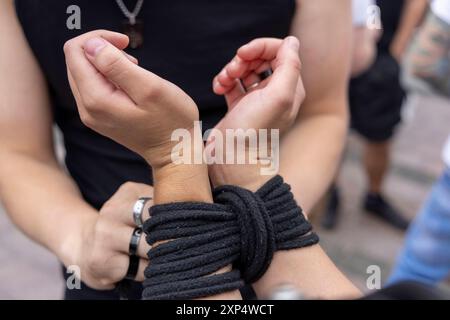 Die Ruhr Pride a Essen. 03.08.2024, EU, DEU, Deutschland, Nordrhein-Westfalen, Essen: der 21. CSD unter den motto Gemeinsam bunt: Liebe ohne Grenzen . Die Ruhr Pride bzw. Dimostrazione zog mit ca. 6000 Personen vom Messeparkplatz P2 durch Rüttenscheid zum Kennedyplatz in der Innenstadt. EU, DEU, Germania, Renania settentrionale-Vestfalia, Essen: Il 21° CSD con il motto Colorful Together: Love Without Borders. Il Ruhr Pride o dimostrazione ha marciato con circa 6000 persone dal parcheggio della fiera P2 attraverso Rüttenscheid fino a Kennedyplatz nel centro della città. Foto Stock