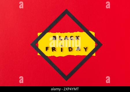 Black friday. Testo del Black friday su sfondo rosso. Composizione Black Friday. Colori vivaci Foto Stock