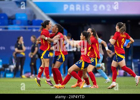 Lione, Francia. 3 agosto 2024. Lione, Francia, 3 agosto 2024: I giocatori di Spagna festeggiano dopo aver vinto ai Giochi Olimpici la partita di calcio femminile di Parigi 2024 tra Spagna e Colombia allo Stade de Lyon di Lione, Francia. (Ane Frosaker/SPP) credito: SPP Sport Press Photo. /Alamy Live News Foto Stock