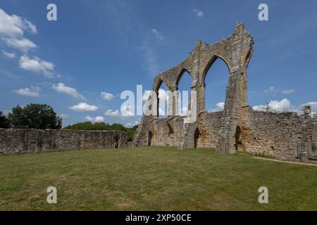 Rovine della vecchia abbazia di Bayham nel Kent, caratterizzata da antichi archi in pietra e architettura medievale collocate nella pittoresca campagna inglese. Foto Stock