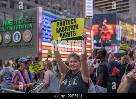 NEW YORK, N.Y. – 27 luglio 2024: Manifestazione dei manifestanti contro il progetto 2025 a Times Square di Manhattan. Foto Stock