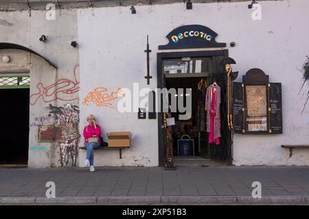 Colorato e bizzarro fronte commerciale a Kazimierz, Cracovia, che mescola fascino storico con un vibrante atmosfera hipster nel cuore del quartiere ebraico. Foto Stock