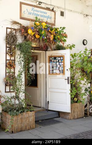 Colorato e bizzarro shopping a Kazimierz, Cracovia, che mescola fascino storico con un'atmosfera vivace e alla moda nel cuore del quartiere ebraico, in Polonia. Foto Stock