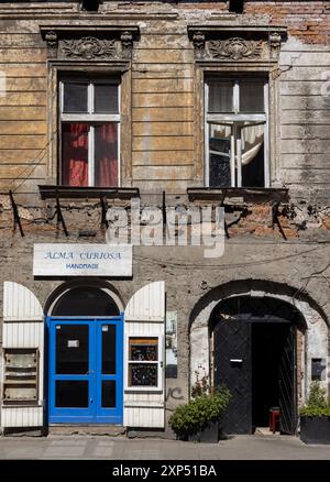 Colorato e bizzarro shopping a Kazimierz, Cracovia, che mescola fascino storico con un'atmosfera vivace e alla moda nel cuore del quartiere ebraico, in Polonia. Foto Stock