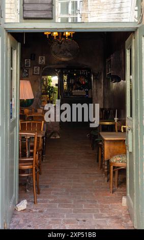 Eccentrico e vuoto bar a Kazimierz, Cracovia, poco prima dell'apertura. Con arredi unici e un'atmosfera accogliente nel cuore del vecchio quartiere ebraico. Foto Stock