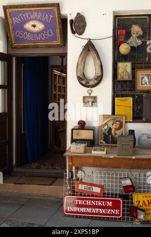 Colorato e bizzarro shopping a Kazimierz, Cracovia, che mescola fascino storico con un'atmosfera vivace e alla moda nel cuore del quartiere ebraico, in Polonia. Foto Stock