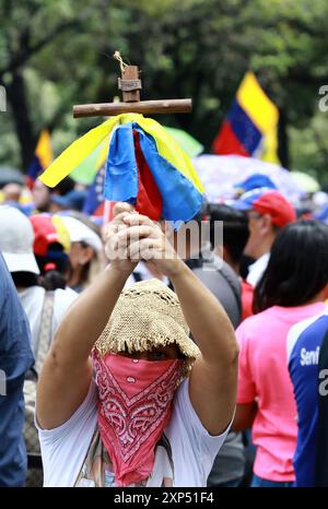 Valencia, Carabobo, Venezuela. 3 agosto 2024. 3 agosto 2024 . I sostenitori dell'opposizione partecipano a una marcia convocata nel bel mezzo delle contese elezioni presidenziali, a Valencia, in Venezuela. Foto: Juan Carlos HernÃndez (immagine di credito: © Juan Carlos Hernandez/ZUMA Press Wire) SOLO PER USO EDITORIALE! Non per USO commerciale! Crediti: ZUMA Press, Inc./Alamy Live News Foto Stock