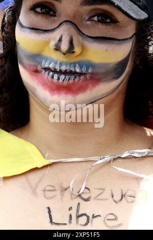 Valencia, Carabobo, Venezuela. 3 agosto 2024. 3 agosto 2024 . I sostenitori dell'opposizione partecipano a una marcia convocata nel bel mezzo delle contese elezioni presidenziali, a Valencia, in Venezuela. Foto: Juan Carlos HernÃndez (immagine di credito: © Juan Carlos Hernandez/ZUMA Press Wire) SOLO PER USO EDITORIALE! Non per USO commerciale! Crediti: ZUMA Press, Inc./Alamy Live News Foto Stock