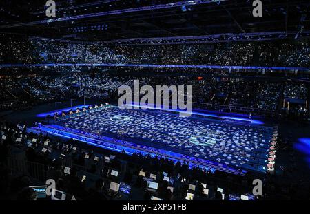 Parigi, Francia. 3 agosto 2024. Lo spettacolo di luci è in scena prima degli eventi di nuoto ai Giochi Olimpici di Parigi 2024 a Parigi, Francia, il 3 agosto 2024. Crediti: Xia Yifang/Xinhua/Alamy Live News Foto Stock