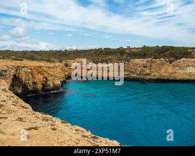 Cala Antena a Cales de Mallorca - pittoresca insenatura di Maiorca, Isole Baleari, Spagna Foto Stock