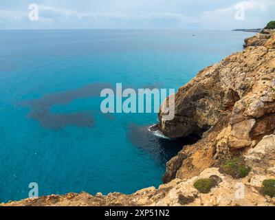 Cala Antena a Cales de Mallorca - pittoresca insenatura di Maiorca, Isole Baleari, Spagna Foto Stock