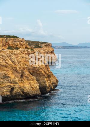 Cala Antena a Cales de Mallorca - pittoresca insenatura di Maiorca, Isole Baleari, Spagna Foto Stock