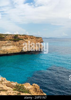 Cala Antena a Cales de Mallorca - pittoresca insenatura di Maiorca, Isole Baleari, Spagna Foto Stock