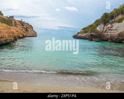 Cala Antena a Cales de Mallorca - pittoresca insenatura di Maiorca, Isole Baleari, Spagna Foto Stock