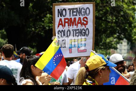 Valencia, Carabobo, Venezuela. 3 agosto 2024. 3 agosto 2024 . I sostenitori dell'opposizione partecipano a una marcia convocata nel bel mezzo delle contese elezioni presidenziali, a Valencia, in Venezuela. Foto: Juan Carlos HernÃndez (immagine di credito: © Juan Carlos Hernandez/ZUMA Press Wire) SOLO PER USO EDITORIALE! Non per USO commerciale! Crediti: ZUMA Press, Inc./Alamy Live News Foto Stock