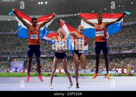 Parigi, Francia. 3 agosto 2024. PARIGI, FRANCIA - 3 AGOSTO: L-R) Eugene Omalla dei Paesi Bassi, Femke Bol dei Paesi Bassi, Lieke Klaver dei Paesi Bassi, Isaya Klein Ikkink dei Paesi Bassi celebrano la loro vittoria della medaglia d'oro durante la staffetta mista 4x400 m l'ottavo giorno dei Giochi Olimpici di Parigi 2024 allo Stade de France il 3 agosto 2024 a Parigi, Francia. (Daniela Porcelli/SPP) credito: SPP Sport Press Photo. /Alamy Live News Foto Stock