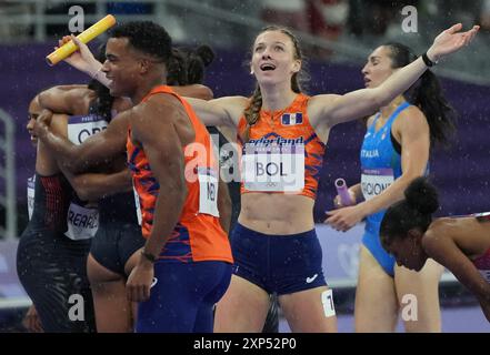 Parigi, Francia. 3 agosto 2024. Femke Bol del Team Netherlands festeggia dopo aver vinto la medaglia d'oro nella finale a staffetta mista 4X400m durante la competizione di atletica leggera ai Giochi Olimpici di Parigi 2024, a Parigi, in Francia, sabato 3 agosto 2024. Foto di Pat Benic/UPI. Crediti: UPI/Alamy Live News Foto Stock