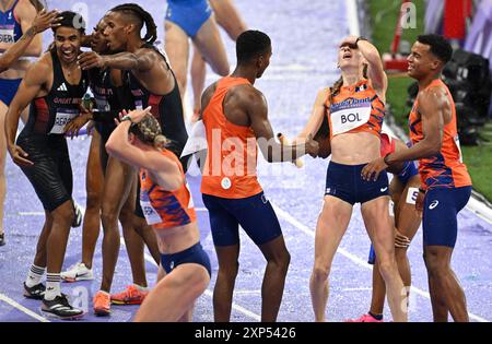 Saint Denis, Francia. 3 agosto 2024. Olimpiadi, Parigi 2024, atletica leggera, Stade de France, 4 x 400 m, misto, finale, Femke Bol (2° da destra) dai Paesi Bassi festeggia con la sua squadra dopo la gara. Crediti: Sven Hoppe/dpa/Alamy Live News Foto Stock