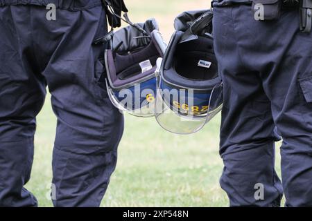 Bristol, Regno Unito. 3 agosto 2024. I DPI antisommossa erano disponibili. A Bristol è in corso una grande operazione di polizia, in quanto Stop the Boats e Refugees sono i benvenuti manifestanti che si incontrano nel centro di Bristol. Crediti: JMF News/Alamy Live News Foto Stock