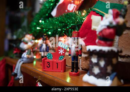 Decorazioni natalizie con noci e luci per la festa di Capodanno Foto Stock