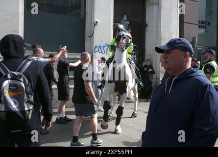 Manchester, Inghilterra, Regno Unito. 3 agosto 2024. Un agente di polizia a cavallo cerca di controllare i sostenitori di un'immigrazione più severa durante la manifestazione nel centro di Manchester. A seguito dell'omicidio di tre bambini a Stockport, oltre una dozzina di città e città stanno assistendo a manifestazioni e contro-demo razziste in tutto il Regno Unito. Ci sono stati disordini in una serie di incontri. Un uomo di 17 anni è stato arrestato e accusato del suo omicidio (immagine di credito: © Martin Pope/ZUMA Press Wire) SOLO PER USO EDITORIALE! Non per USO commerciale! Foto Stock