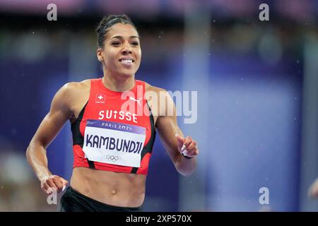 Parigi, Francia. 3 agosto 2024. PARIGI, FRANCIA - 3 AGOSTO: La Svizzera Mujinga Kambundji dopo il suo 6° posto durante la finale femminile dei 100 m l'ottavo giorno dei Giochi Olimpici di Parigi 2024 allo Stade de France il 3 agosto 2024 a Parigi, Francia. (Daniela Porcelli/SPP) credito: SPP Sport Press Photo. /Alamy Live News Foto Stock