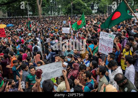 Dacca, Bangladesh. 3 agosto 2024. I manifestanti tengono cartelli che esprimono la loro opinione durante una dimostrazione. Studenti del Bangladesh, insegnanti, attivisti per i diritti umani e attivisti culturali hanno partecipato a una protesta contro il primo ministro Sheikh Hasina e il suo governo per dimettersi e, allo stesso tempo, hanno anche chiesto la formazione di un nuovo governo nazionale credito: SOPA Images Limited/Alamy Live News Foto Stock