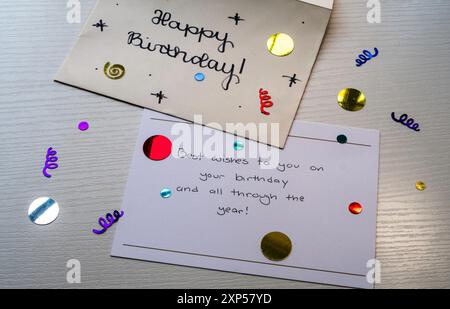 Natura morta di un biglietto di auguri di compleanno e coriandoli, 2024, Stati Uniti Foto Stock