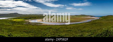 Vista sulla spiaggia di Achnahaird vicino al villaggio Brae di Achnahaird sulla costa delle Highlands in Scozia, Regno Unito Foto Stock