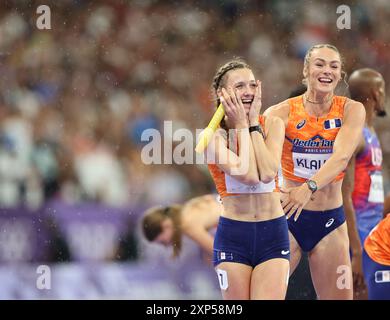 Parigi, Francia. 3 agosto 2024. Femke Bol (L) e Lieke Klaver della squadra olandese festeggiano dopo la finale mista di atletica leggera 4x400 m ai Giochi Olimpici di Parigi 2024, Francia, 3 agosto 2024. Crediti: Li Ying/Xinhua/Alamy Live News Foto Stock