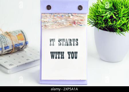 Concettuale inizia con il simbolo di te. Copia spazio. Inizia con le parole scritte con una frase concettuale su un calendario desktop a strappo Foto Stock