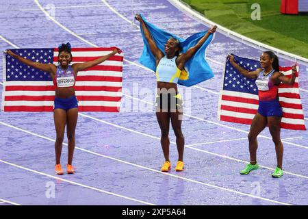 Parigi, Francia, 3 agosto 2024. Julien Alfred di Saint Lucia vince oro, argento a ShaÕcarri Richardson degli Stati Uniti e bronzo a Melissa Jefferson degli Stati Uniti nella finale dei 100 m durante le finali di atletica leggera dei Giochi Olimpici di Parigi 2024 WomenÕs 100 m allo Stade de France il 3 agosto 2024 a Parigi, Francia. Crediti: Pete Dovgan/Speed Media/Alamy Live News Foto Stock