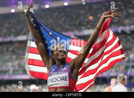 Parigi, Francia. 3 agosto 2024. La medaglia di bronzo al salto triplo femminile Jasmine Moore degli Stati Uniti celebra durante la competizione di atletica leggera ai Giochi Olimpici di Parigi 2024 a Parigi, in Francia, sabato 3 agosto 2024. Thea Lafond di Dominica ha vinto l'oro e Shanieka Ricketts di Giamaica ha preso l'argento. Foto di Paul Hanna/UPI. Crediti: UPI/Alamy Live News Foto Stock