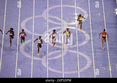 Parigi, Francia. 3 agosto 2024. Julien Alfred (3° L) di Saint Lucia gareggia durante i 100 m finali femminili di atletica leggera ai Giochi Olimpici di Parigi 2024 a Parigi, Francia, 3 agosto 2024. Crediti: Li Jing/Xinhua/Alamy Live News Foto Stock