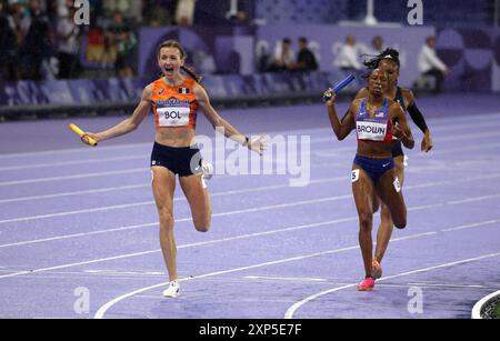 Parigi, Francia. 3 agosto 2024. Olimpiadi di Parigi: Atletica leggera. Femke Bol (a sinistra) dei Paesi Bassi supera il traguardo al primo posto dopo che la gamba di ancora ha dato ai Paesi Bassi la medaglia d'oro nella staffetta mista 4x400, davanti a Kaylyn Brown degli Stati Uniti (a destra). Sul tracciato dello Stade de France, durante l'ottavo giorno dei Giochi Olimpici di Parigi del 2024, Parigi, Francia. Crediti: Adam Stoltman/Alamy Live News Foto Stock