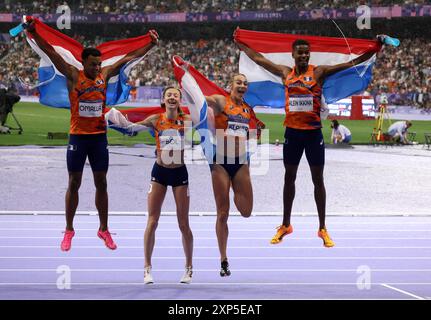 Parigi, Francia. 3 agosto 2024. Olimpiadi di Parigi: Atletica leggera. (Da sinistra a destra) Eugene Omalla, Femke Bol, Lieke Klaver e Isaya Klein Ikkink dei Paesi Bassi festeggiano la vittoria della medaglia d'oro nella staffetta mista 4x400, sul tracciato dello Stade de France, durante l'ottavo giorno dei Giochi Olimpici di Parigi 2024, Parigi, Francia. Crediti: Adam Stoltman/Alamy Live News Foto Stock