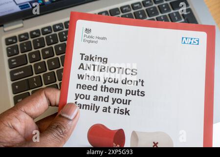 Campagna di sensibilizzazione antibiotica da parte del NHS England Foto Stock