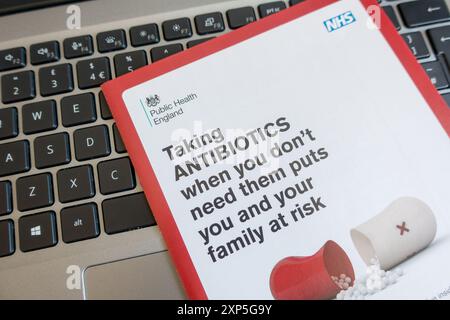 Campagna di sensibilizzazione antibiotica da parte del NHS England Foto Stock