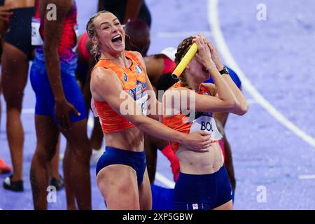 Parigi, Francia, 3 agosto 2024. Lieke Klaver e Femke Bol dei Paesi Bassi festeggiano la vittoria dell'oro per la squadra olandese durante i Giochi Olimpici di Parigi 2024 Athletics WomenÕs 4 x 400 staffetta mista allo Stade de France il 3 agosto 2024 a Parigi, Francia. Crediti: Pete Dovgan/Speed Media/Alamy Live News Foto Stock