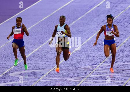 Parigi, Francia, 3 agosto 2024. Julien Alfred di Saint Lucia vince oro, argento a ShaÕcarri Richardson degli Stati Uniti e bronzo a Melissa Jefferson degli Stati Uniti nella finale dei 100 m durante le finali di atletica leggera dei Giochi Olimpici di Parigi 2024 WomenÕs 100 m allo Stade de France il 3 agosto 2024 a Parigi, Francia. Crediti: Pete Dovgan/Speed Media/Alamy Live News Foto Stock