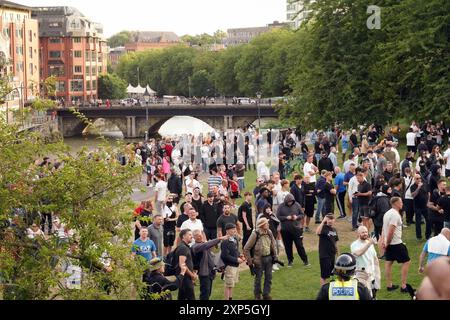 Csstle Park, Bristol, Regno Unito. 3 agosto 2024. Questa sera, gli antifascisti superavano pesantemente un gruppo di circa duecento duri proprio a Bristol Caastle Park. C'era una forte presenza della polizia, insieme agli agenti mossati e ai cagnolini. ALMAY LIVE NEWS crediti: Natasha Quarmby/Alamy Live News Foto Stock